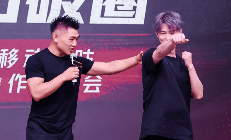 童锦程还向mma知名选手宋亚东求教了基本格斗打法和裸绞方法,再次向