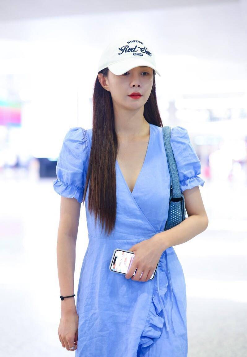 沈梦辰的蓝色连衣裙色彩饱和度不高,但亮度足够,因此远道而来,早早就