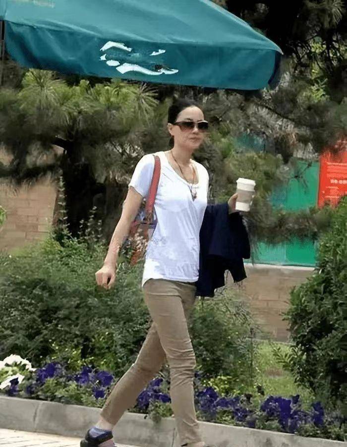 王菲私下真不一样,穿超短裤追赶潮流,臀部都遮不全,太不优雅_衣服_穿