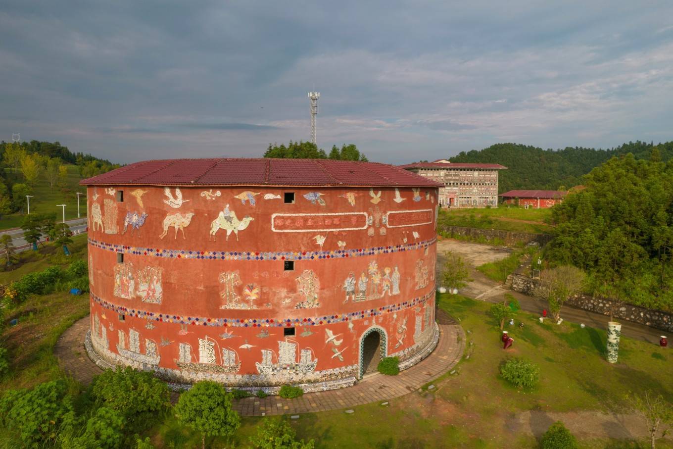其主人余二妹12岁开始学做陶瓷,学成后进入大型陶瓷厂工作,退休后,趁