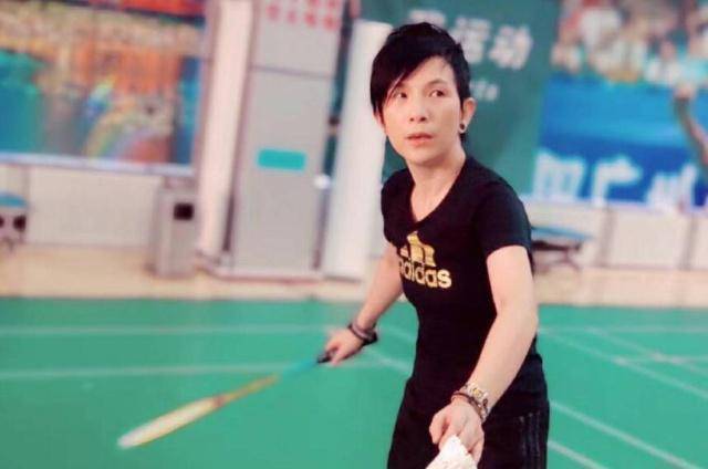 唱《我想有个家》的潘美辰一直没成家,50岁的她活出自在和个性!