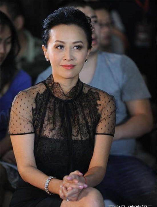 52岁刘嘉玲红毯秀深v拼性感,却被指满屏风尘味_惠英红_张艾嘉_年龄