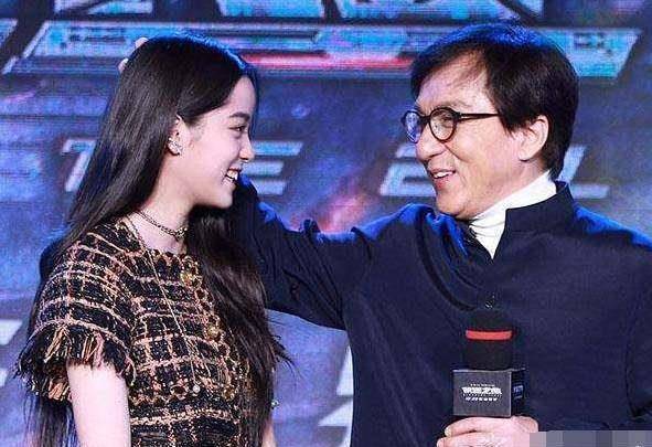 成龙与欧阳娜娜同台,亲密姿势太撩人,网友:太过分_照片_演技_表情