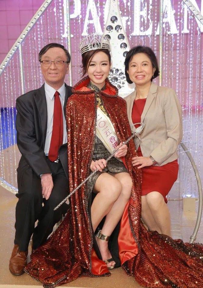 在3岁的时候麦明诗回到香港,就读于拔萃女小学.1.个人简介