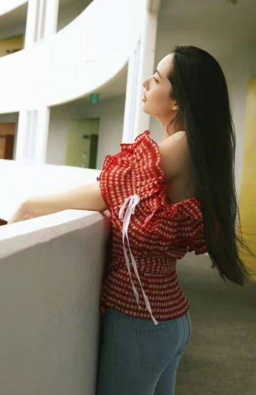 郭碧婷的紧身牛仔裤,美丽又饱满,丈夫还比妻子更想要什么!