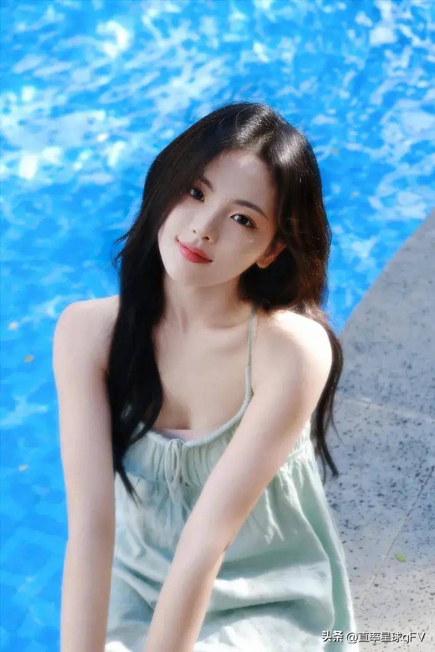 杨超越穿吊带裙露事业线,貌美如花大长腿,性感撩人确实很有料!