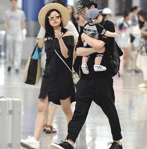 陈晓陈妍希带小星星现身机场,小萌娃看侧脸就超像陈妍希_爸爸_帽子