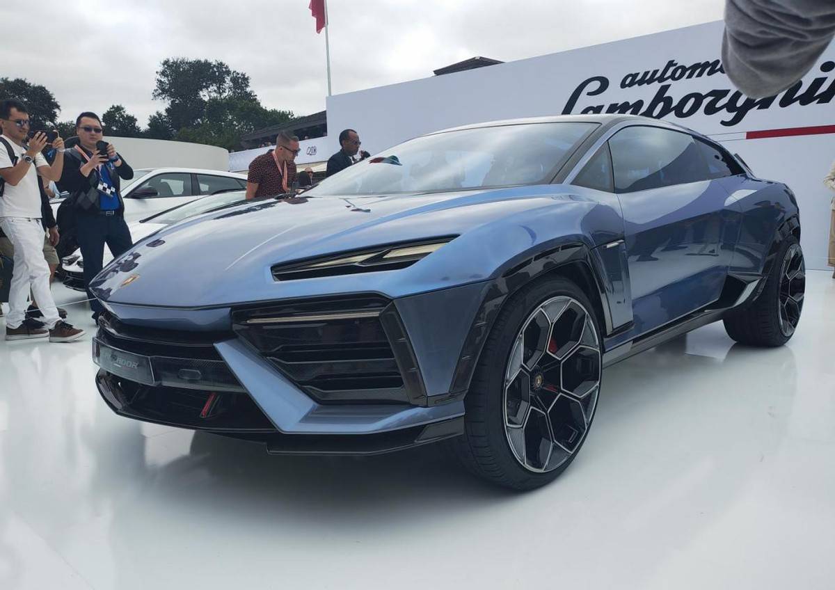 内部进行了熏黑式的处理,看上去与兰博基尼urus十分相似,给人一种霸气