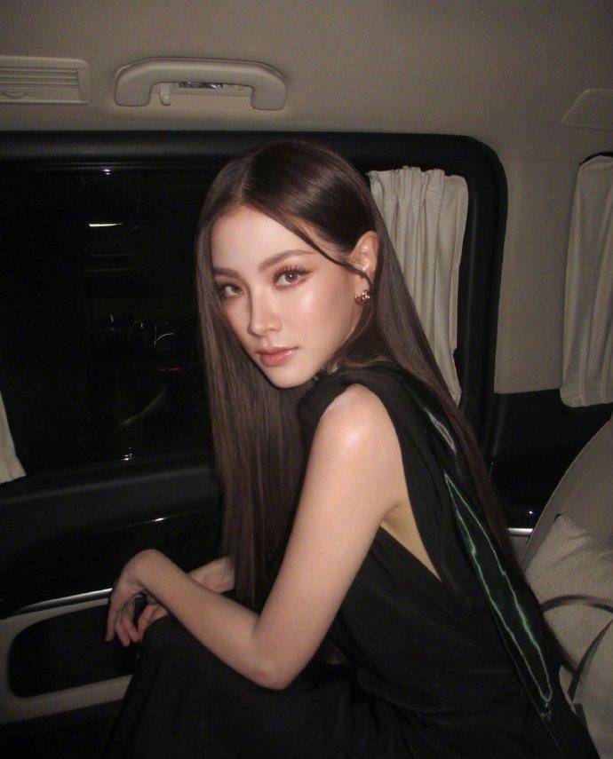 泰国第一女神吕爱惠到北京参加时装秀,与杨颖合照梦幻联动_照片_穿着