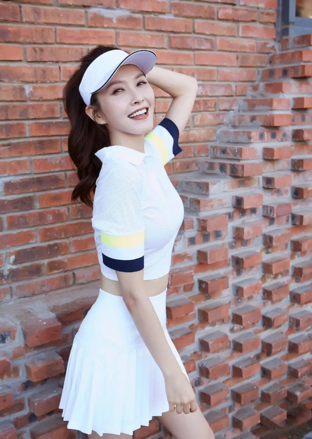 作为一位创作型的天才女歌手,徐洁儿还为范玮琪写过歌曲《没那么爱他