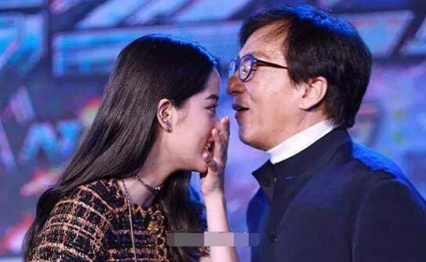 成龙想和欧阳娜娜"耳语",谁注意娜娜的身体语言?
