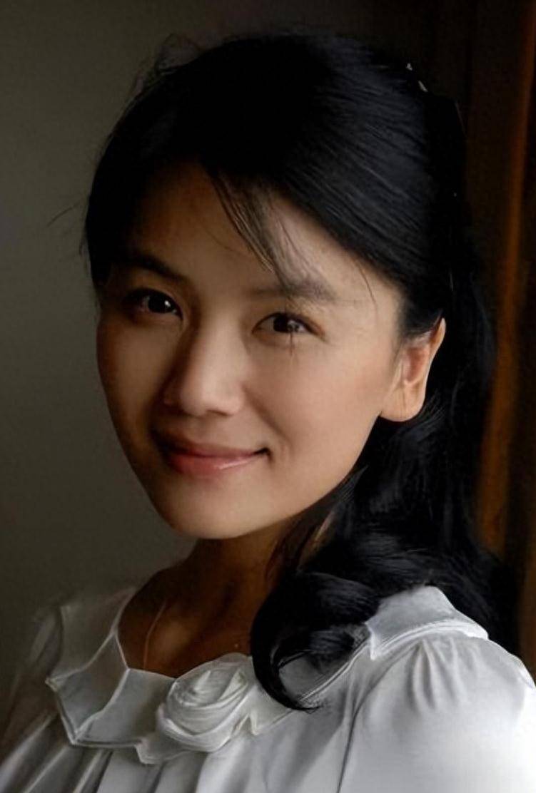 曹曦文:情断陈思成,闪婚富二代,分手后成单亲妈妈独自抚养女儿_陈思诚