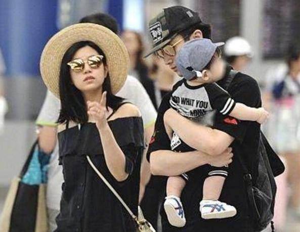 陈晓陈妍希带小星星现身机场,小萌娃看侧脸就超像陈妍希_爸爸_帽子