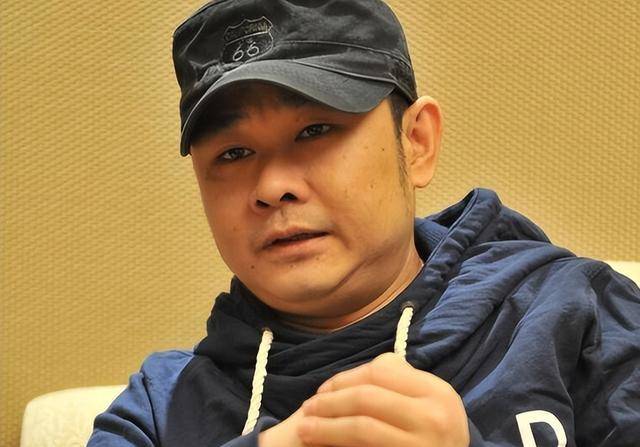 根据相关规定,穿拖鞋骑摩托车违反了安全驾驶的规定,属于违法行为