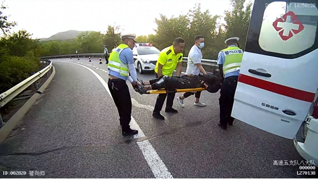忻州:一摩托车失控撞护栏,交警紧急救援._伤者_驾驶员_事故