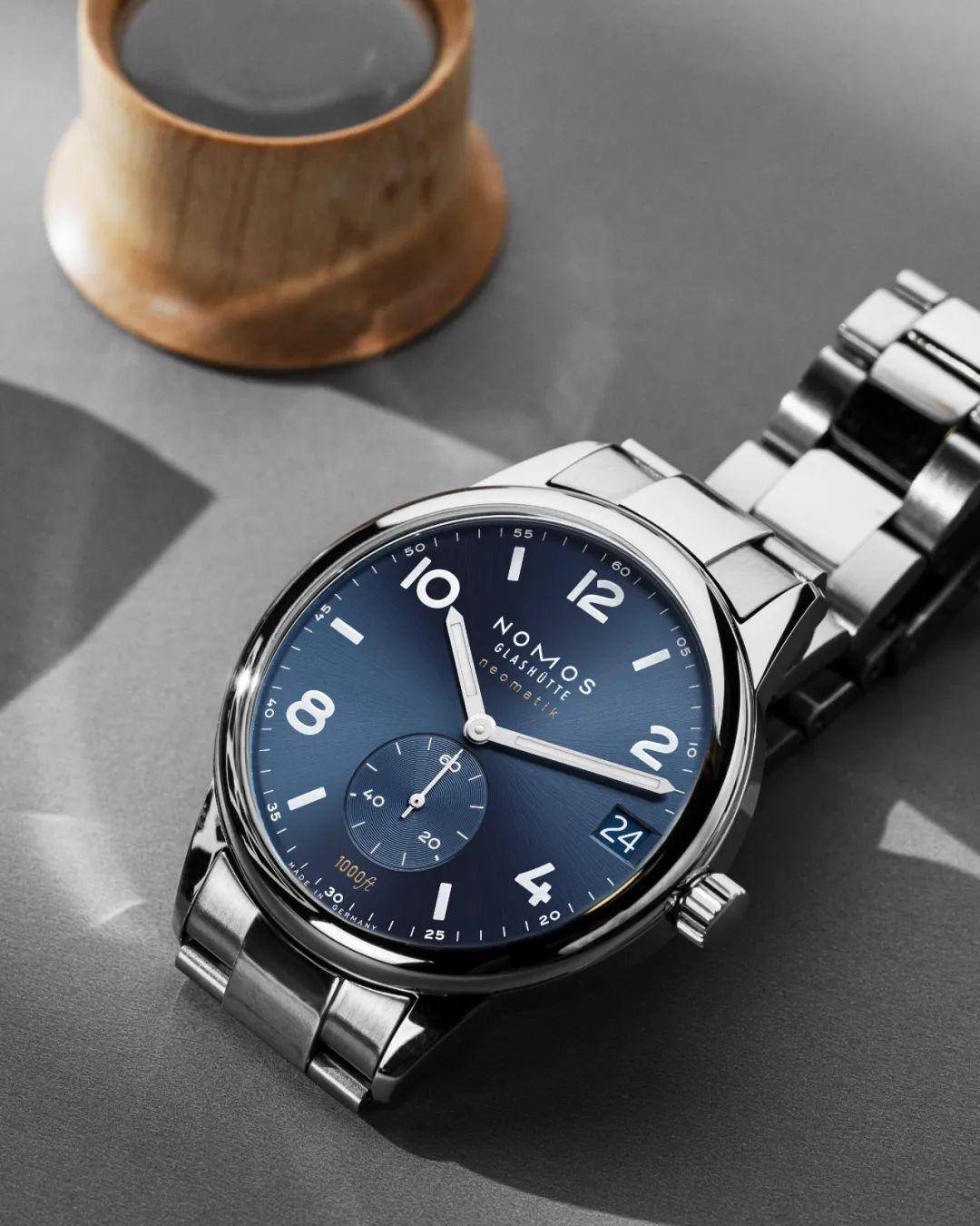 10个月的等待,最特别的一款nomos_深蓝色_机芯_手表