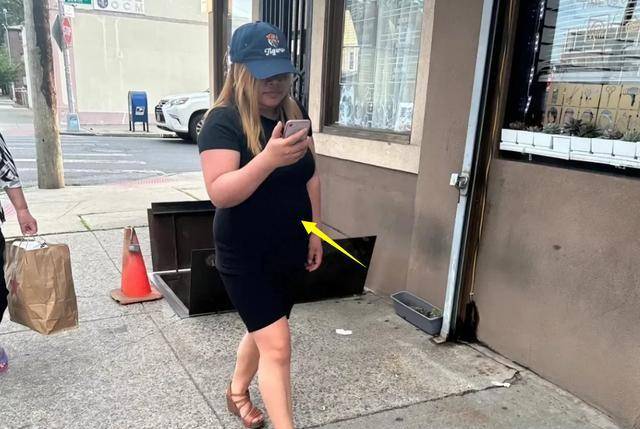 看起来幸福洋溢,祝福她",并分享了一张凤姐与外籍男友并肩走路的背影