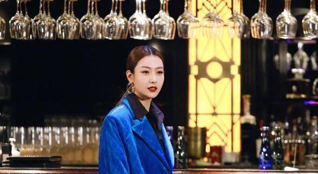 白冰的搭配能力确实不错,同样的颜色是蓝色,但搭配的气质和风格却不同