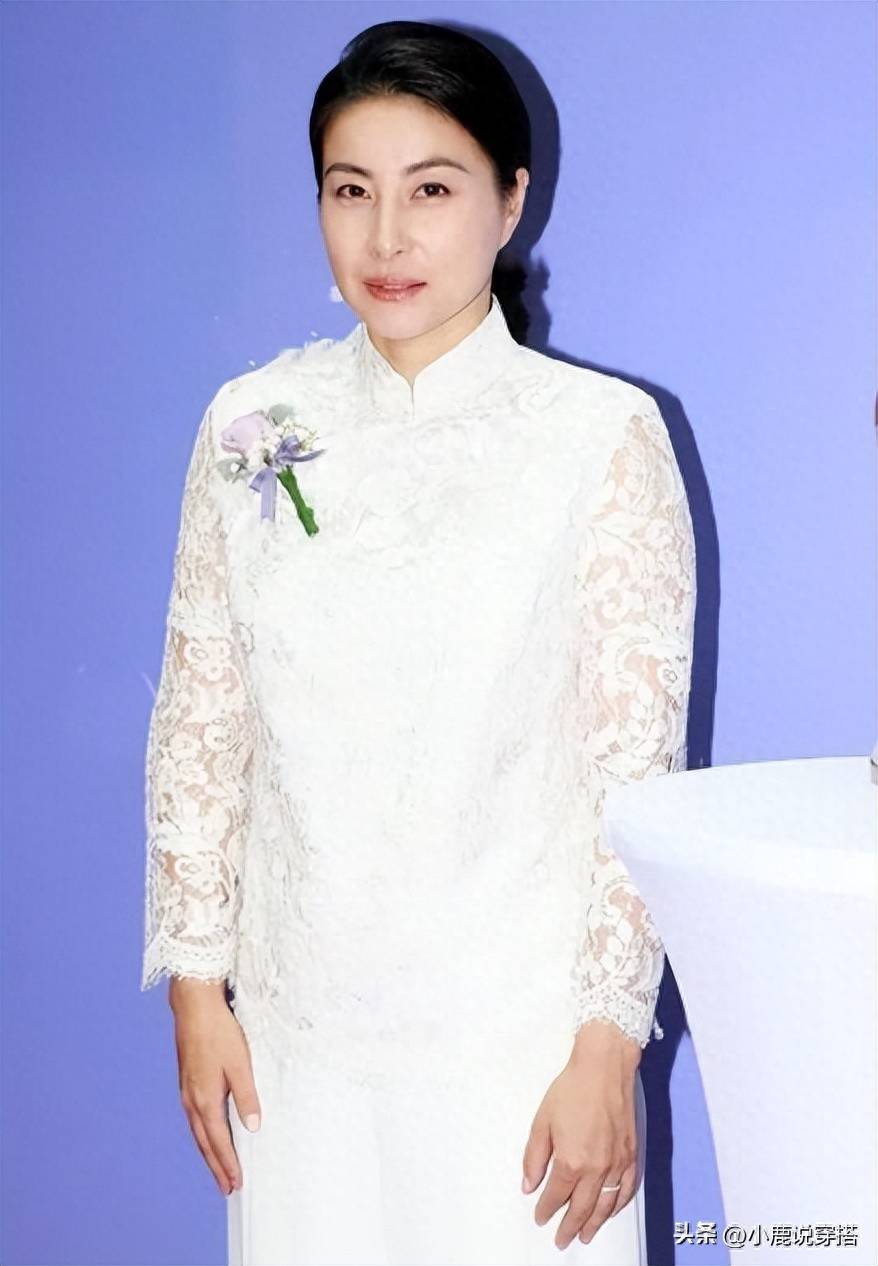 穿搭tips:白色蕾丝连衣裙,发髻,蕾丝镂空袖郭晶晶穿着一件带有蝴蝶结