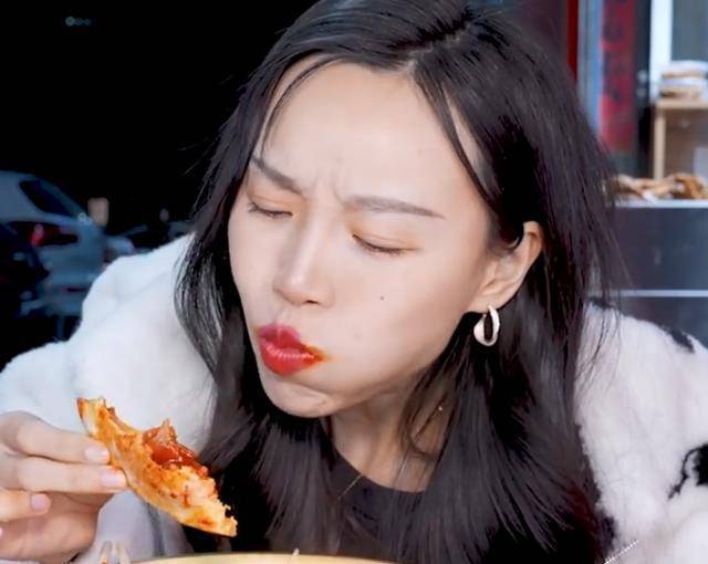 小贝也是一个吃播博主,她直播带货的内容很广泛,有美食也有服装,整体