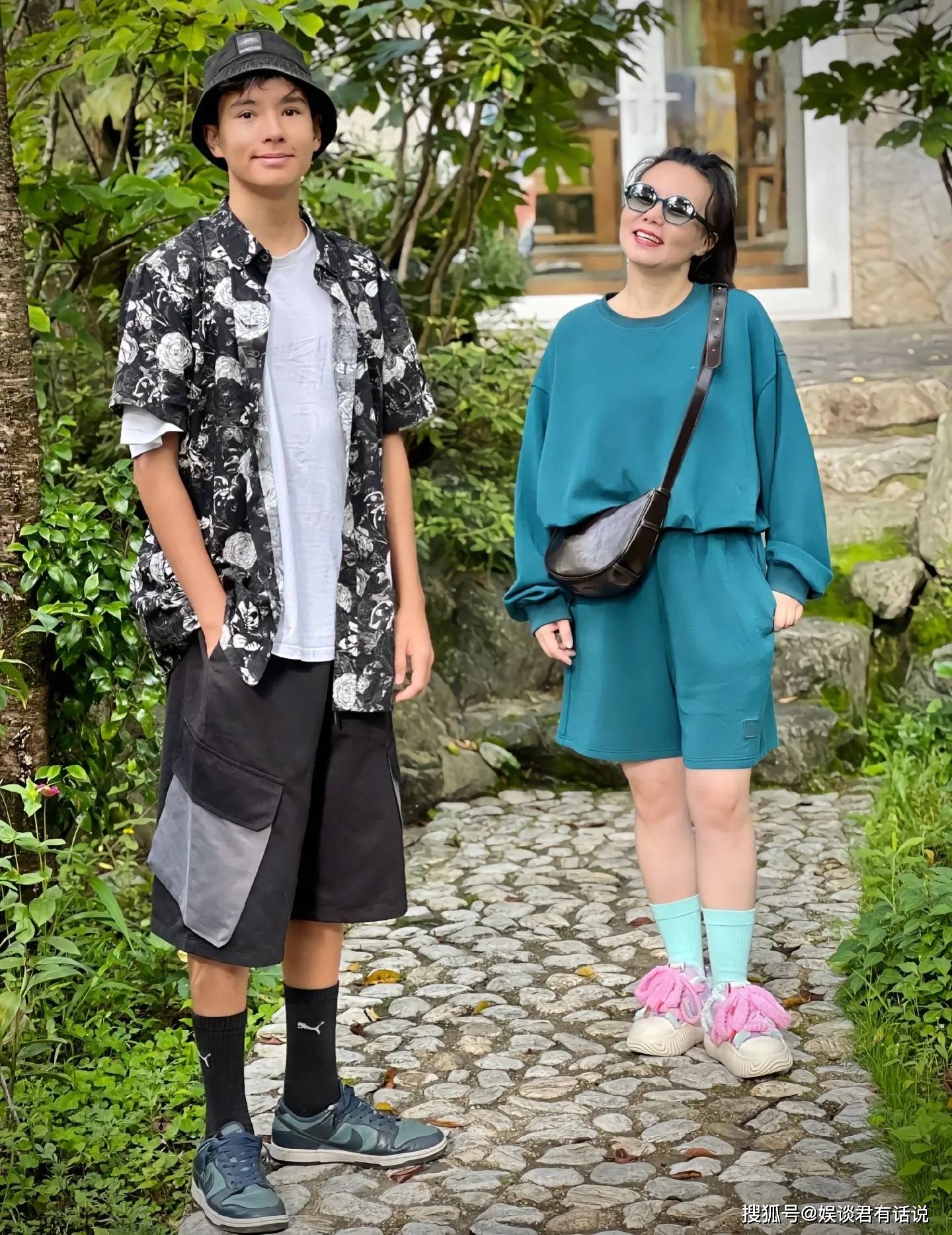 龚琳娜18岁混血儿子罕露面!五官俊朗超洋气,母子同框似情侣