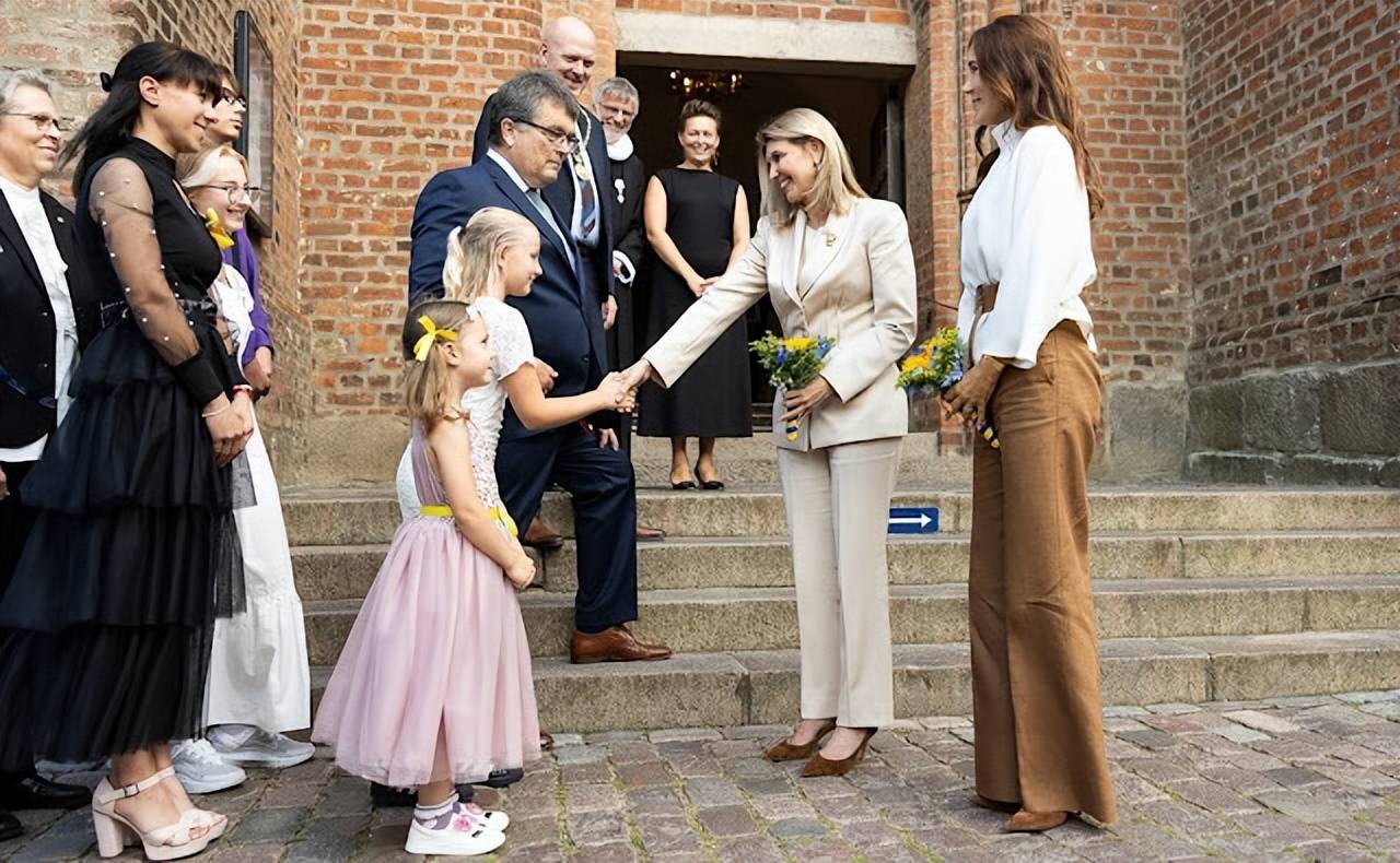 泽连斯基和老婆访问荷兰！乌克兰夫人比荷兰王储妃还惊艳，太美了