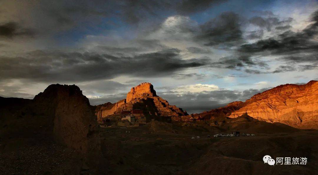 札达·古格图/贡桑旺堆图/曲旦托林寺,藏语意为"飞翔寺",坐落在县城边