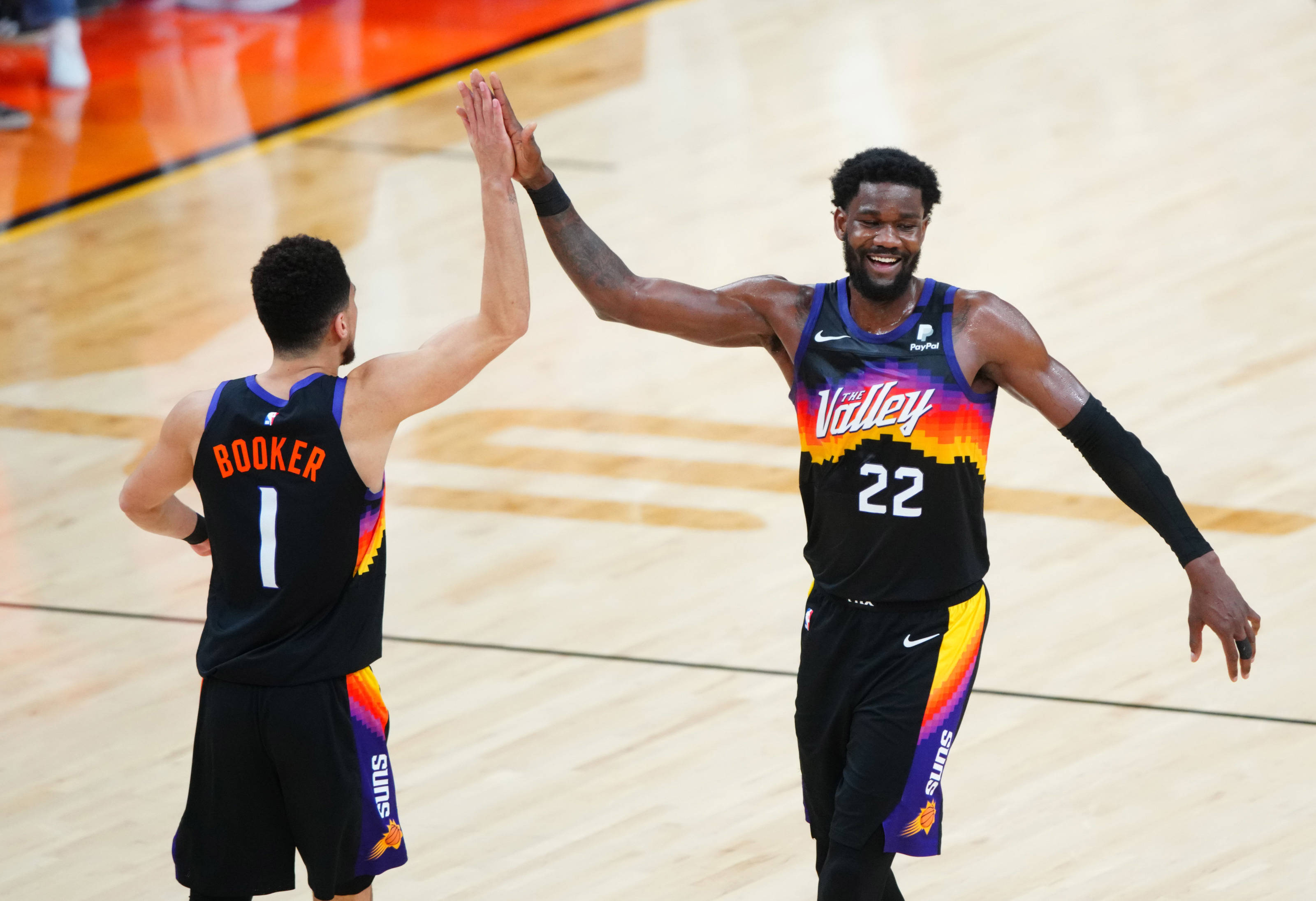 33亿美元的合同,尽管太阳方面认为艾顿不值这样的报价,但他们作为争冠