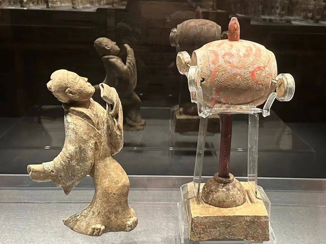 陶俑旁是一套建鼓,建鼓有一方形的底座,上有一覆碗形座,楹柱贯穿鼓身