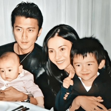 谢霆锋长子恋情曝光,携异性澳洲逛街,疑似姐弟恋_谢振轩_儿子_张柏芝