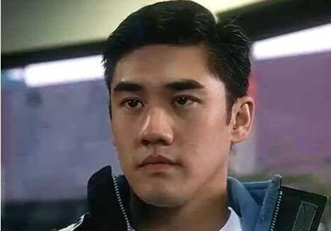 曾经还主持过大热的综艺《同一首歌》,人气非常高,我当年把他和金城武