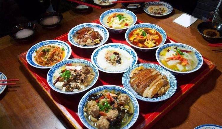 在湘西州古首,吃了一份当地的大碗饭,12个菜才12元物价真便宜_美食