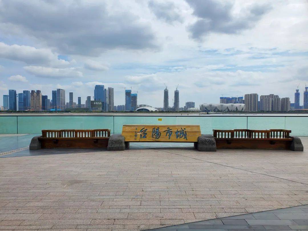 "浓妆淡抹总相宜"的西子湖给杭州带来了婉约之美,而滚滚钱塘江水则为