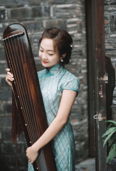 21岁林妙可晒漂亮视频,染发化妆形象大变,瘦出尖下巴身材仍显胖_穿着