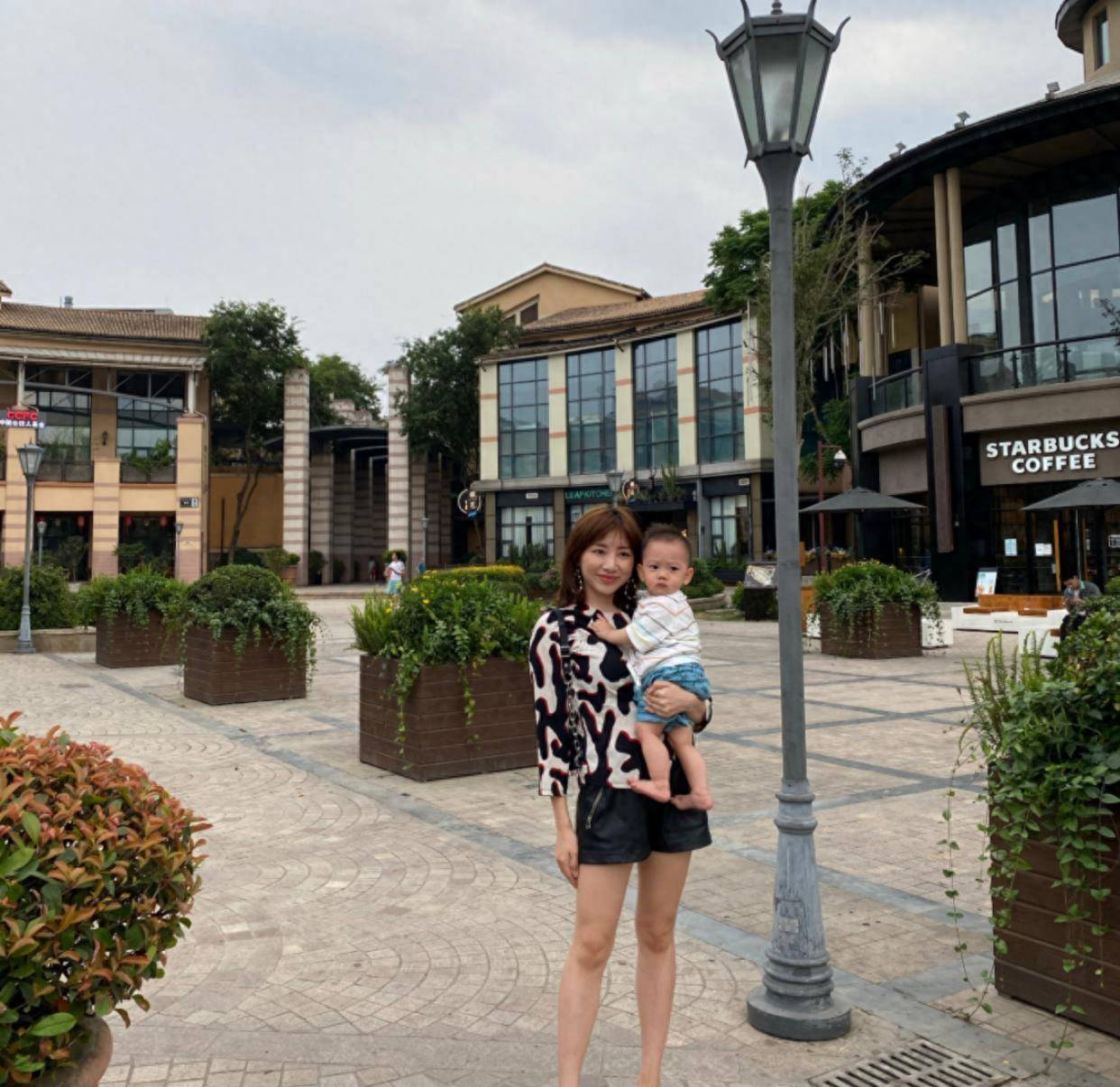 在他的职业生涯中,邹凯赚了很多钱.他在成都买了豪宅,豪车.