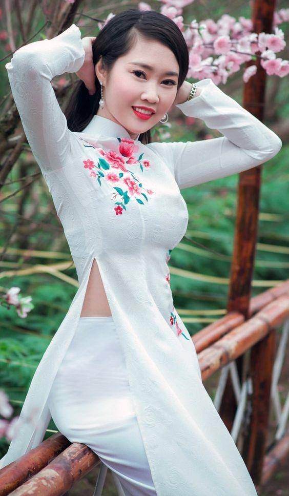 展现了越南人女性对自己身体和美丽的尊重和呵护,体现了越南人对传统