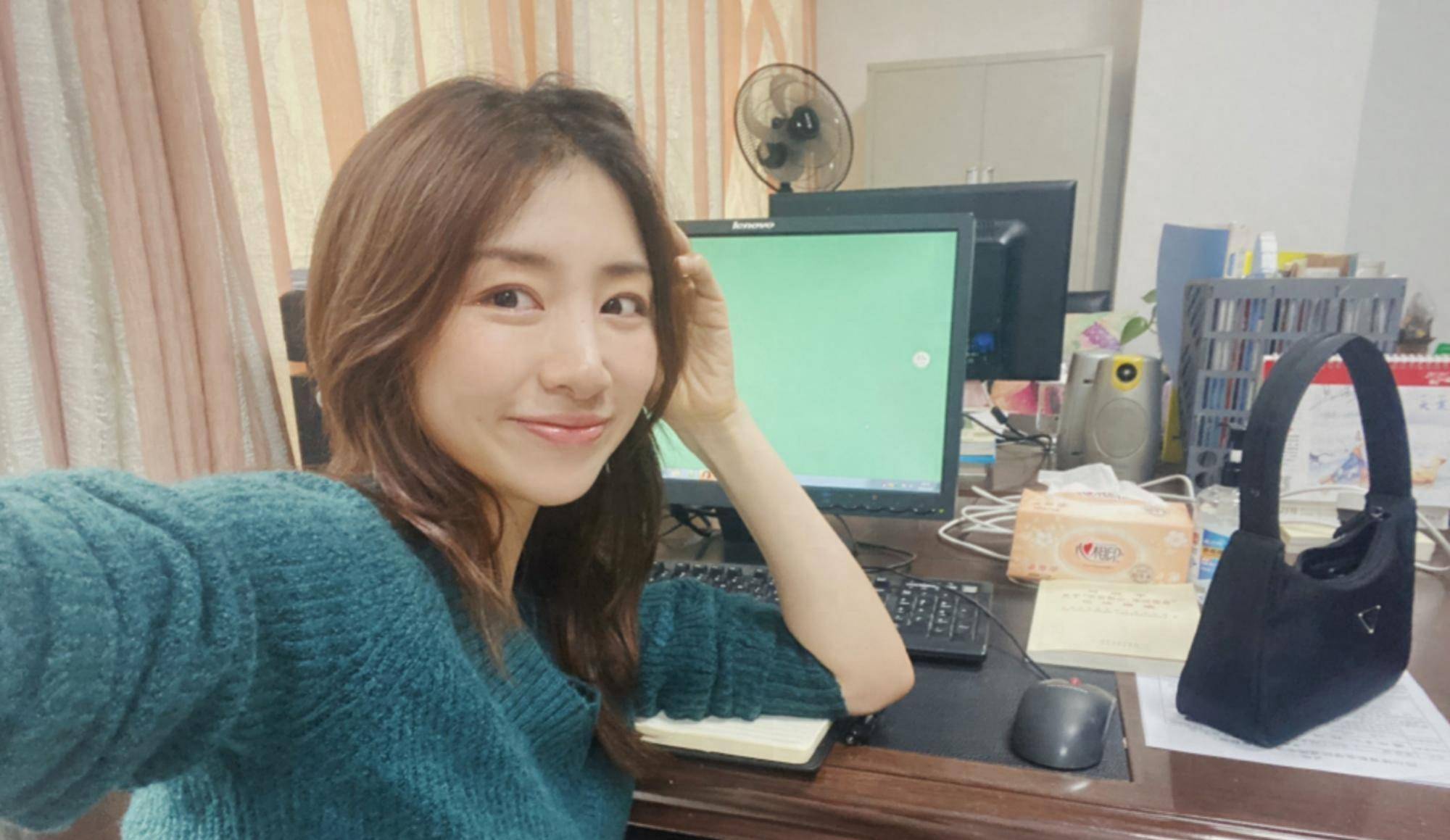 在他的职业生涯中,邹凯赚了很多钱.他在成都买了豪宅,豪车.