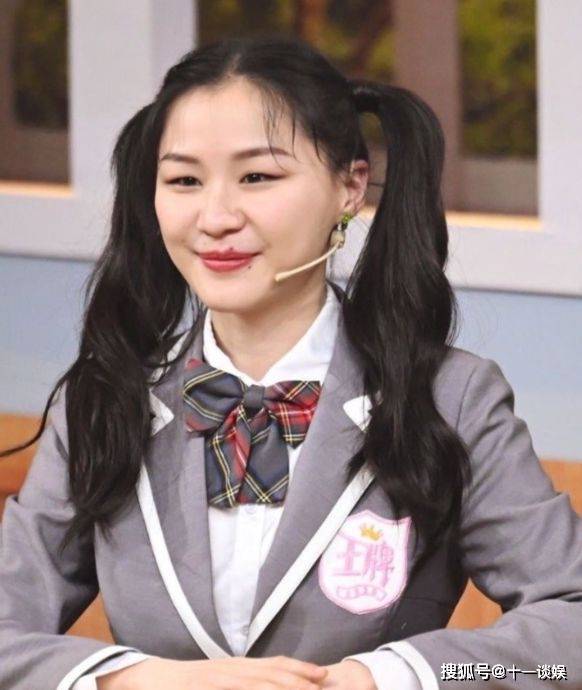 金靖现身泰国夜市被偶遇,另类穿搭遭吐槽,素颜露面酷似老奶奶_网友