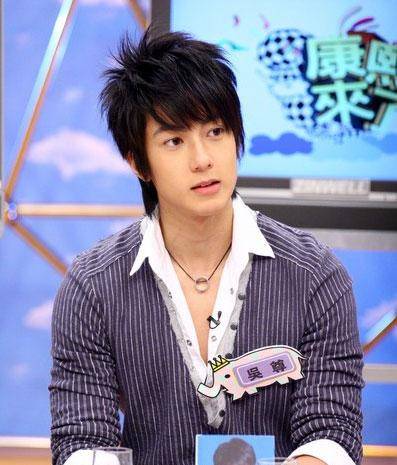 41岁吴尊参加同学聚会,男同学发福挺大肚腩,同框像两辈人_明星_照片