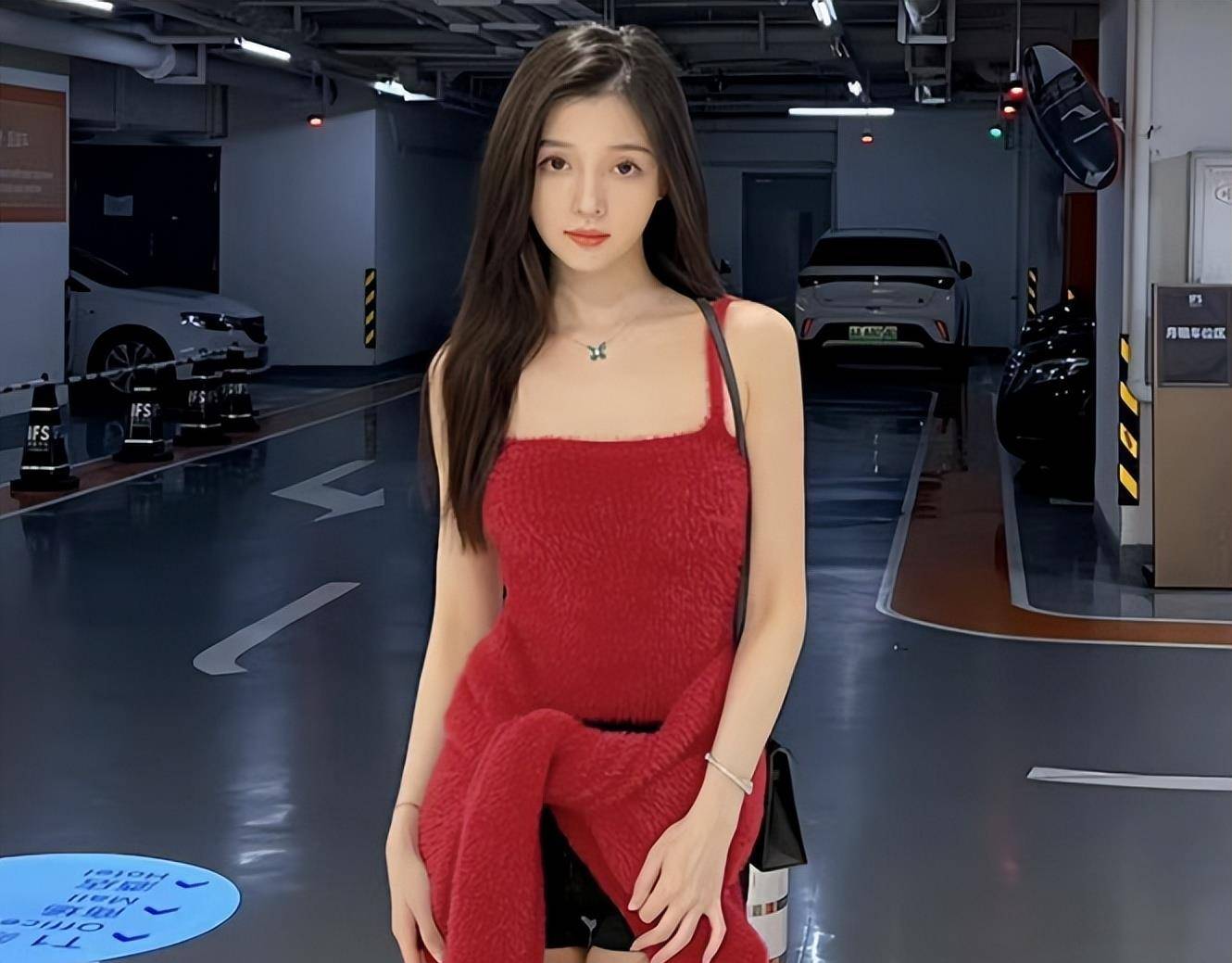 网友推测,晓雪疑似带娃上任,而且已经离婚.