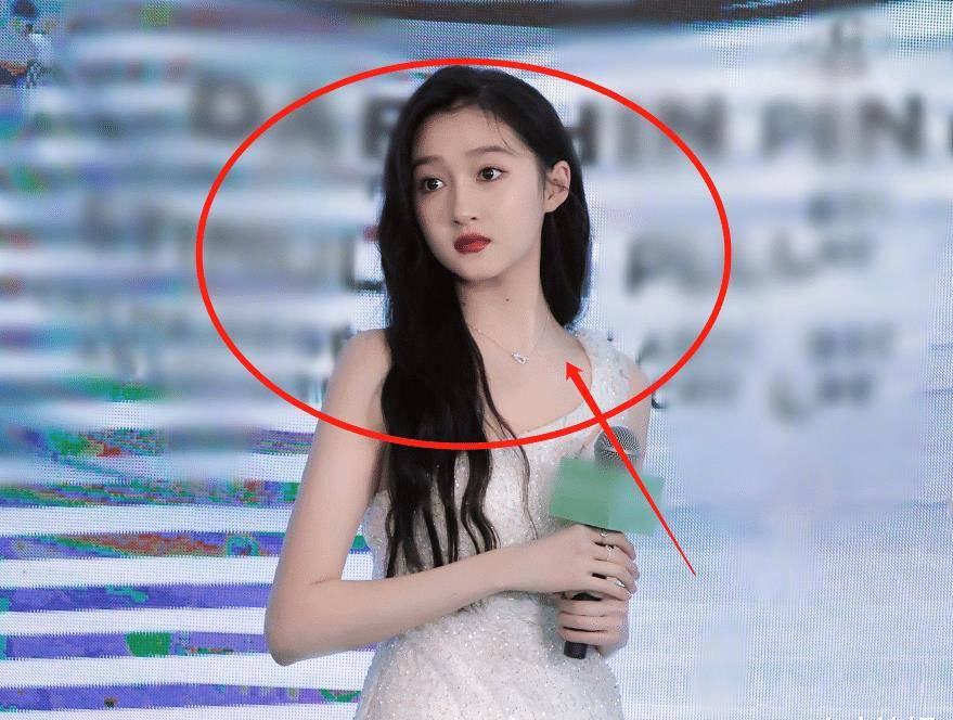 怪不得都说上镜显胖,关晓彤线下活动被抓拍,这身材是真实的吗?