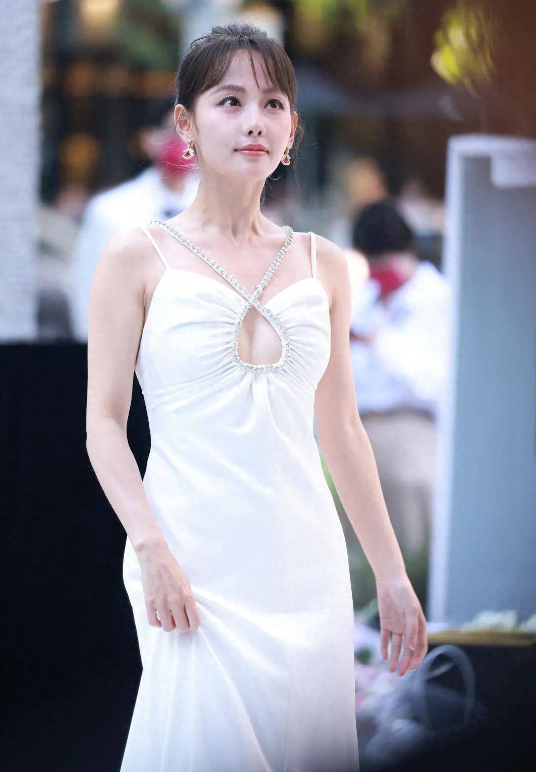 张嘉倪时尚写真美丽大方,凤眸迷人,宛如身着白裙的仙子_活动_长裙