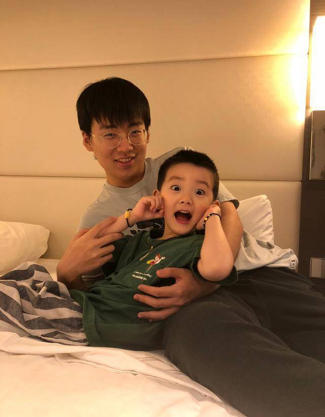 范丞丞自爆杜华给儿子"走后门",拜师郭麒麟,却搞错德云社辈分_徒弟