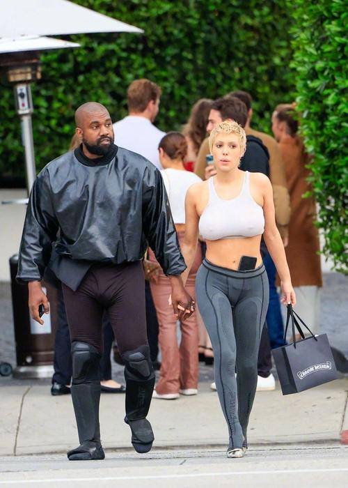 一身裸色紧身衣,侃爷娇妻成炸街神器!高挑身材,完胜前妻卡戴珊