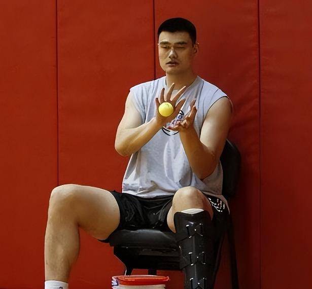 姚明在nba透支身体赚取7亿美元工资,5张照片让你信服