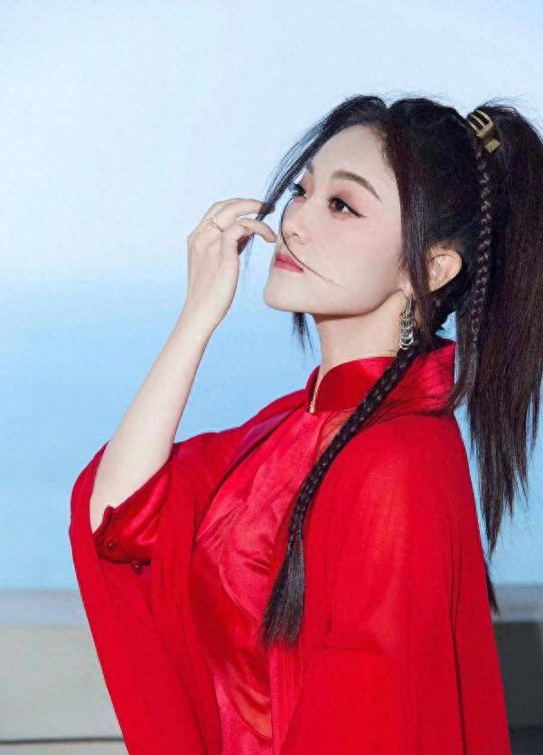 王小玮妆容冷艳漂亮,下巴线好细离婚后,王小玮瘦了很多.