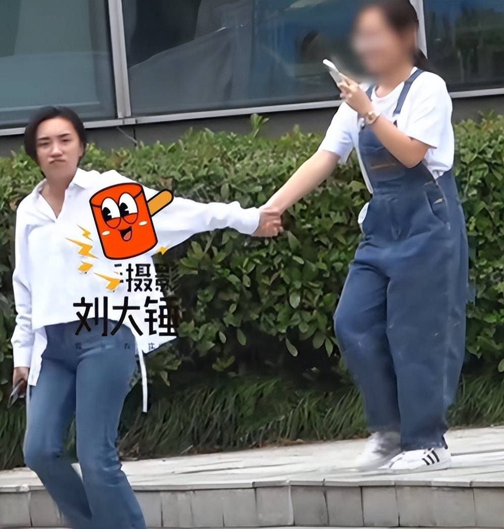 近日,胡歌的女子黄曦宁再次引起关注,一组狗仔拍摄的照片展现了她近况