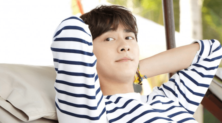 李易峰风波后首露出正脸照,与美女合影消瘦不少,颜值变化太大了