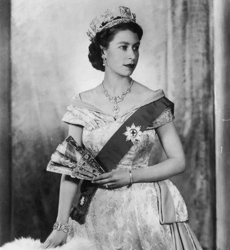 直击伊丽莎白二世的真容,集美貌与高贵于一身,老照片见证玄机_英国