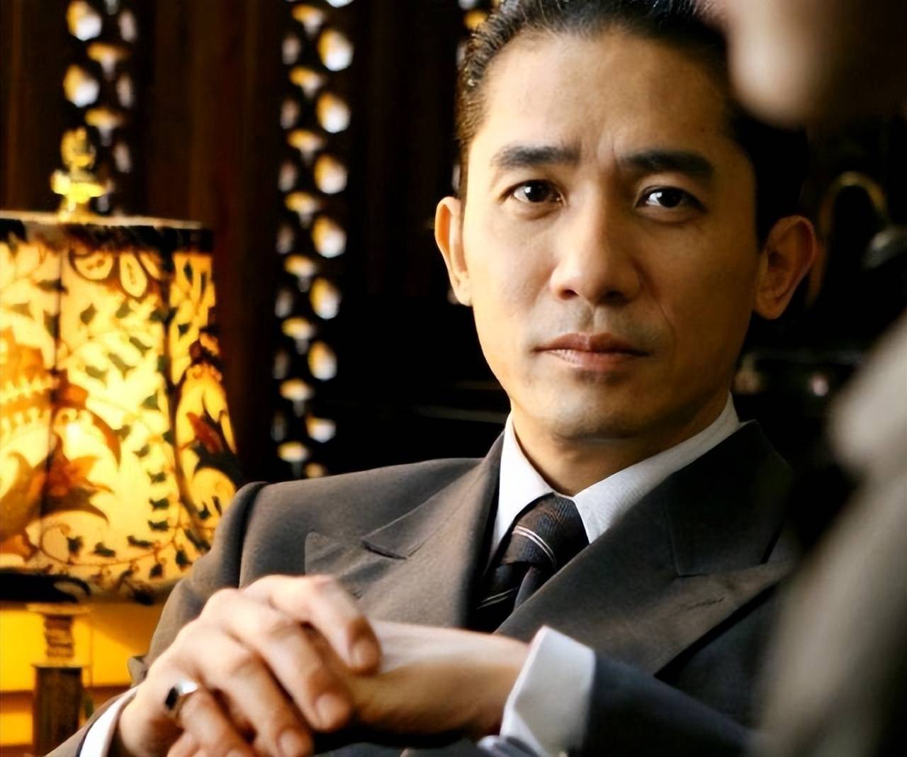 梁朝伟神秘购物照曝光,清纯女星日本行引猜测,网友热议不断!